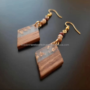 Boucles d'oreilles artisanales style bohème vintage avec perle, bijoux faits à la main pour mariages, fêtes, fiançailles et cadeaux - Product Image 1