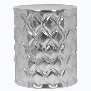 Mesa Auxiliar Redonda de Aluminio con Acabado Elegante, Textura Repujada y Lateral Pulido, Mueble para el Hogar - Product Image 1