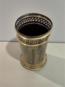 Corbeille à déchets décorative en métal finition or avec motif ajouré, idéale pour une utilisation domestique de luxe et l'hôtellerie, fabriquée à la main en Inde - Product Image 3