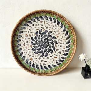 Bandeja Decorativa de Mimbre Estilo Bohemio con Nácar, Hecha a Mano, Acabado Lacado, Bandeja de Almacenamiento Tejida, Apta para Lavavajillas - Product Image 1