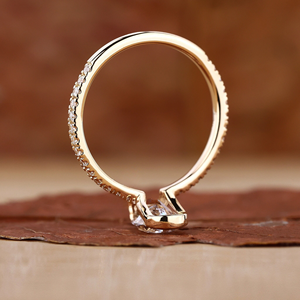 Bague de fiançailles solitaire en moissanite taille poire avec sertissage à griffes, bande pavée en or jaune, bijou de promesse minimaliste pour mariée - Product Image 3