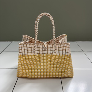Bolso de hombro de plástico reciclado tejido a mano, cesta de mercado reutilizable ecológica, bolso de compras impermeable hecho a mano para la playa en verano - Product Image 4