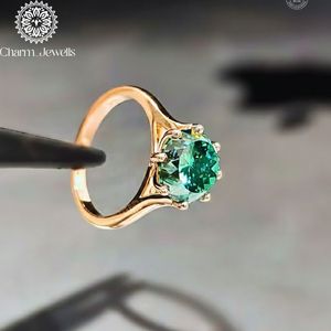 แหวนมอสซาไนต์ทรงกลม Charm_Jewells แหวนหมั้นแบบคลาสสิกประดับเพชรโรสโกลด์สำหรับผู้หญิง - Product Image 3