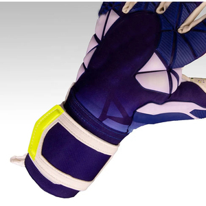 ถุงมือผู้รักษาประตูระดับพรีเมียม ถุงมือโกลฟุตบอลมืออาชีพ ยางลาเท็กซ์ยึดเกาะดีเยี่ยม ป้องกันนิ้วมือ สำหรับฝึกซ้อมและแข่งขัน ระบายอากาศได้ดี - Product Image 4