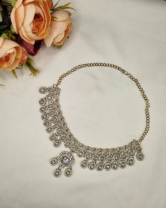 Collier artisanal en pierre précieuse de coupe ovale avec boucles d'oreilles et mangtika, ensemble de bijoux traditionnels de créateur pour occasions festives, fabriqué par des fabricants. - Product Image 5