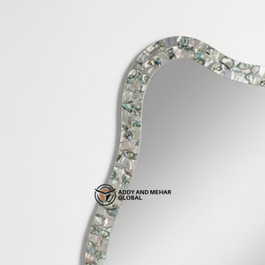 Espejo de Pared Curvo de Lujo con Incrustaciones de Madreperla, Espejo Decorativo Hecho a Mano con Incrustaciones de Conchas de Forma Orgánica - Product Image 3