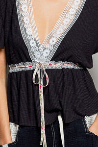 Blusa de Manga Corta con Cuello en V, Volantes y Detalle de Encaje, Marca POL - Product Image 5