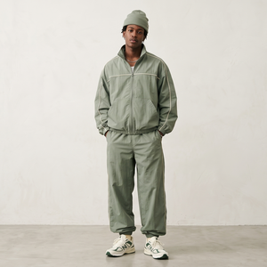 Ensemble de survêtement unisexe vert avec cordon de serrage, col à capuche, coupe régulière, style sportif, couleur unie, respirant, imperméable, en polyester - Product Image 1