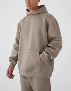 Ensemble survêtement homme coupe ample et décontractée, sweat à capuche court épais 450 g/m² 100 % coton avec logo personnalisé et pantalon de survêtement ample - Product Image 3