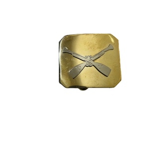 Boucle de ceinture vintage en laiton avec un insignes croisé argenté, probablement pour l'infanterie américaine ou les gardes militarisés de l'URSS. - Product Image 1