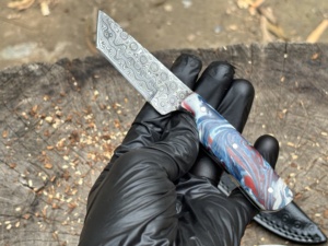 Cuchillo de Desollar Hecho a Mano de Acero de Damasco con Mango de Resina Colorida, Premium, Personalizado, OEM, ODM - Product Image 1