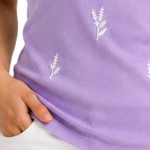 Camiseta sin mangas acanalada para mujer, color lavanda y blanco, bordada, informal, de verano, ajustada, de algodón elástico, personalizada, OEM. - Product Image 6
