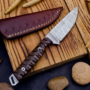 Cuchillo de desollar de hoja fija de acero de Damasco forjado a mano con funda, cuchillo de caza y camping OEM personalizado de espiga completa con mango de Micarta - Product Image 3