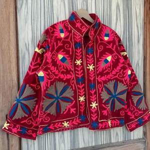 Chaqueta de Terciopelo Suzani Colorida |   Abrigo Bordado para Invitados de Boda y Festivales - Product Image 3