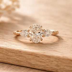 Bague de fiançailles avec 1 diamant ovale et 2 diamants taille poire, cultivés en laboratoire, or massif 10K 14K 18K, design de joaillerie fine, certifié IGI, couleur E VVS - Product Image 3