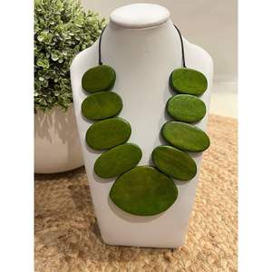 Collar de Resina y Madera Inspirado en la Artesanía Tradicional, Accesorio de Moda con Cristal - Product Image 6