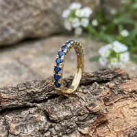 Élégante bague demi-éternité en saphir bleu cultivé en laboratoire en or jaune 14 carats pour femmes et jeunes filles