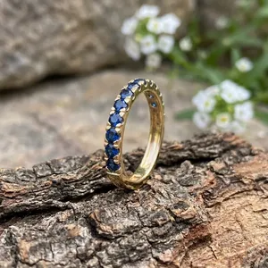 Elegante Anillo de Media Eternidad con Zafiro Azul Cultivado en Laboratorio en Oro Amarillo de 14k para Mujeres y Niñas - Product Image 3