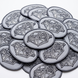 Écusson brodé hexagonal, badge de joint de culasse, emblème de cylindre de moteur, gris sergé, bordure surjetée, pour fabricant - Product Image 6
