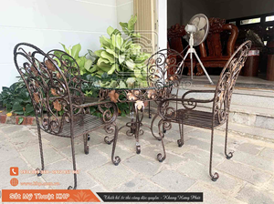 Juego de mesa y sillas de hierro forjado para exteriores con color y diseño personalizados, resistente a la intemperie, de fabricación vietnamita. - Product Image 3