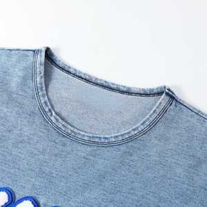 Chemise en jean gris clair Zeta Phi Beta avec broderie chenille bleue lettres grecques pour femme – Coupe décontractée et élégante - Product Image 2