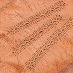 ถุงมือหนังสีแทนสำหรับผู้หญิง แต่งขอบสีเขียวเข้ม ถุงมือกันหนาวแบบเต็มนิ้ว บุซับในอุ่นสบาย ถุงมือขับรถสุดหรู ปิดด้วยกระดุมแป๊ก - Product Image 4