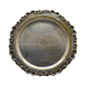 Assiette de présentation décorative en laiton avec motif de bordure personnalisé, style antique, pour événements et accessoires de table - Product Image 1