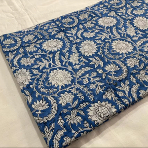 ผ้าฝ้ายพิมพ์ลายดอกไม้สีน้ำเงินขาว ลายเถาวัลย์ ผ้าฝ้ายทำมืออินเดีย ลายพิมพ์แบบดั้งเดิมจากเมืองชัยปุระ - Product Image 1