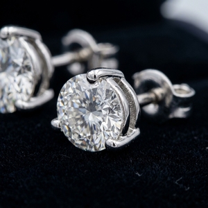 Pendientes de Diamantes Cultivados en Laboratorio de 1 Quilate Cada Uno, con 3 Puntas, Certificados por IGI, Modernos, Estilo Martini, Hechos a Medida, Oro Blanco de 10k, 14k, 18k - Product Image 4