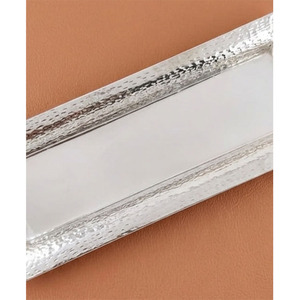 Ce plateau de service rectangulaire en argent présente une bordure texturée martelée, alliant style moderne pour servir des aliments et décorer. - Product Image 5