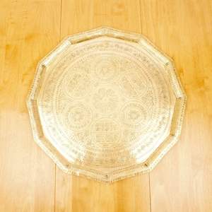 Elegante Bandeja Decorativa Dorada con Grabado Floral, Plato Redondo de Metal para Servir, Centro de Mesa para Bodas, Decoración para el Hogar y Hoteles - Product Image 3