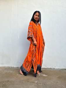 Caftán Tie Dye Naranja y Negro, Vestido Cómodo para Playa, Resort o Salón - Product Image 3