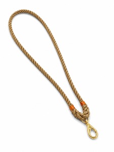 Cordón de alta calidad hecho de poliéster duradero con clip seguro para oficina, eventos escolares y uso diario. - Product Image 3