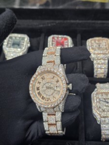 Reloj Bussdown de Lujo con Cristales de Zafiro y Moissanita, Completamente Cubierto de Piedras, de Acero Inoxidable, con Movimiento Automático, Estilo Hip Hop, Fabricación Personalizada - Product Image 4