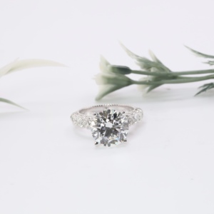 Bague de fiançailles vintage en or blanc avec diamant de laboratoire taillé, bordure milgrain, tige pavée, filigrane, bijoux fins, cadeau pour femme TULSIYA - Product Image 1