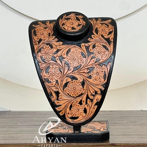 Soporte de exhibición de collares de cuero genuino con grabado floral, hecho a mano, estilo rústico, para boutique, set de regalo, venta al por mayor - Product Image 1