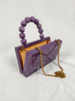 Elegante bolso de mano rojo de resina con adornos florales de cristal, hecho a mano para bodas, fiestas y ocasiones festivas. resincraft