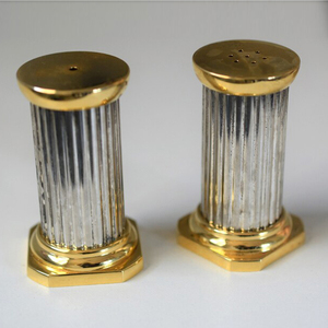 Pot à sel et à poivre en métal robuste, design martelé, plaqué or rose brillant, aspect attrayant, produit Mills - Product Image 6