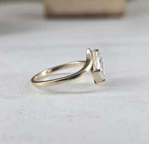 Anillo de Banda Cruzada con Diamante de Corte Esmeralda de 1.01CT, Estilo Único, Cultivado en Laboratorio, Oro Sólido de 10K, Rodio, Joyería Fina para Compromiso y Boda - Product Image 6