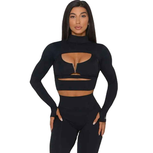 Ensemble de yoga 2 pièces noir pour femme : haut court à col roulé et manches longues avec découpes, leggings taille haute sans coutures en Spandex et Polyester extensible - Product Image 1