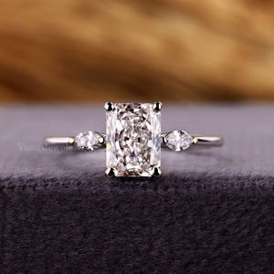 Anillo de compromiso de diamante cultivado en laboratorio de corte radiante, corte lateral de marquesa, estilo de tres piedras en oro blanco de 18 quilates de moda para regalos de aniversario - Product Image 1