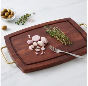 Planche à découper rectangulaire en bois de style contemporain avec poignées en laiton et rainure pour les jus - Product Image 4