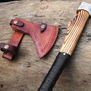 Hacha artesanal premium con hoja grabada con la bandera estadounidense y mango de madera para partir leña - Product Image 6