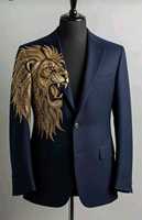 Blazer homme noir en polyester et coton, coupe droite, simple boutonnage, avec broderie ailes d'ange dorées, idéal pour les soirées
