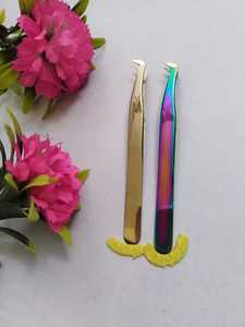 Pince à épiler de précision plaquée or avec pointe lisse et manche vert pour extensions de cils - Product Image 2