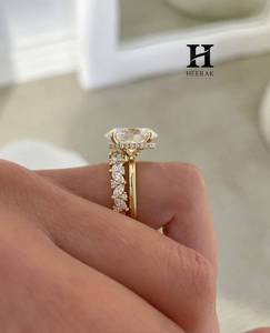 Anillo de Diamante Cultivado en Laboratorio de Corte Ovalado de Lujo de 3 Quilates con Halo Oculto, Conjunto Nupcial de Oro Amarillo de 14K, Anillo de Eternidad Marquise a Juego - Product Image 1