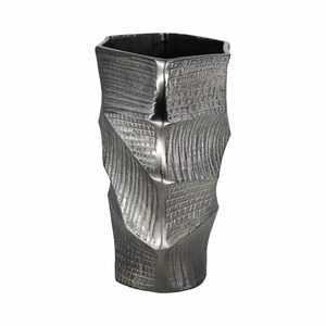 Vase de table contemporain en métal Smoke Bloom, design géométrique fait main, finition noire, pièce d'art décorative - Product Image 5