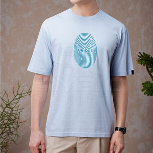 เสื้อยืดพิมพ์ลายผู้ชายคุณภาพพรีเมียมสำหรับส่งออก ทรงทันสมัย เนื้อผ้าเบาสบาย ทนทาน สีสันตามสั่ง มีจำหน่าย - Product Image 3