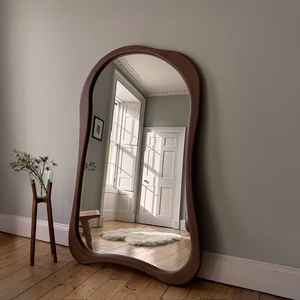 Miroir de sol en teck ondulé fait main bio, cadre naturel massif, design Wabi-Sabi de luxe pour salon et chambre, décoration intérieure - Product Image 4