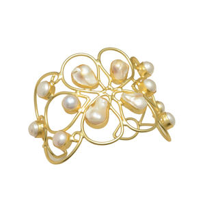 กำไลข้อมือทองเหลืองชุบทอง 22 กะรัต ดีไซน์วินเทจสวยงาม ประดับมุกน้ำจืดทรงไม่สมมาตร ทำด้วยมือ ร้อยด้วยลวดทองเหลือง ปรับขนาดได้ - Product Image 3